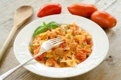 "Recipe For Cooked Pasta Topped With Tomato Sauce,tuna And Basil"